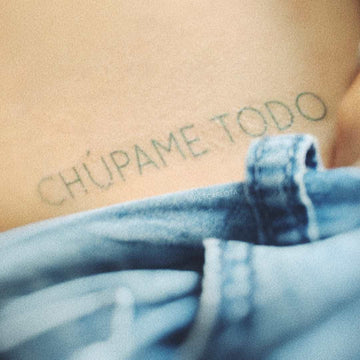 Chúpame todoTatuaje temporal erótico Chúpame todo color azul turquesa aplicado