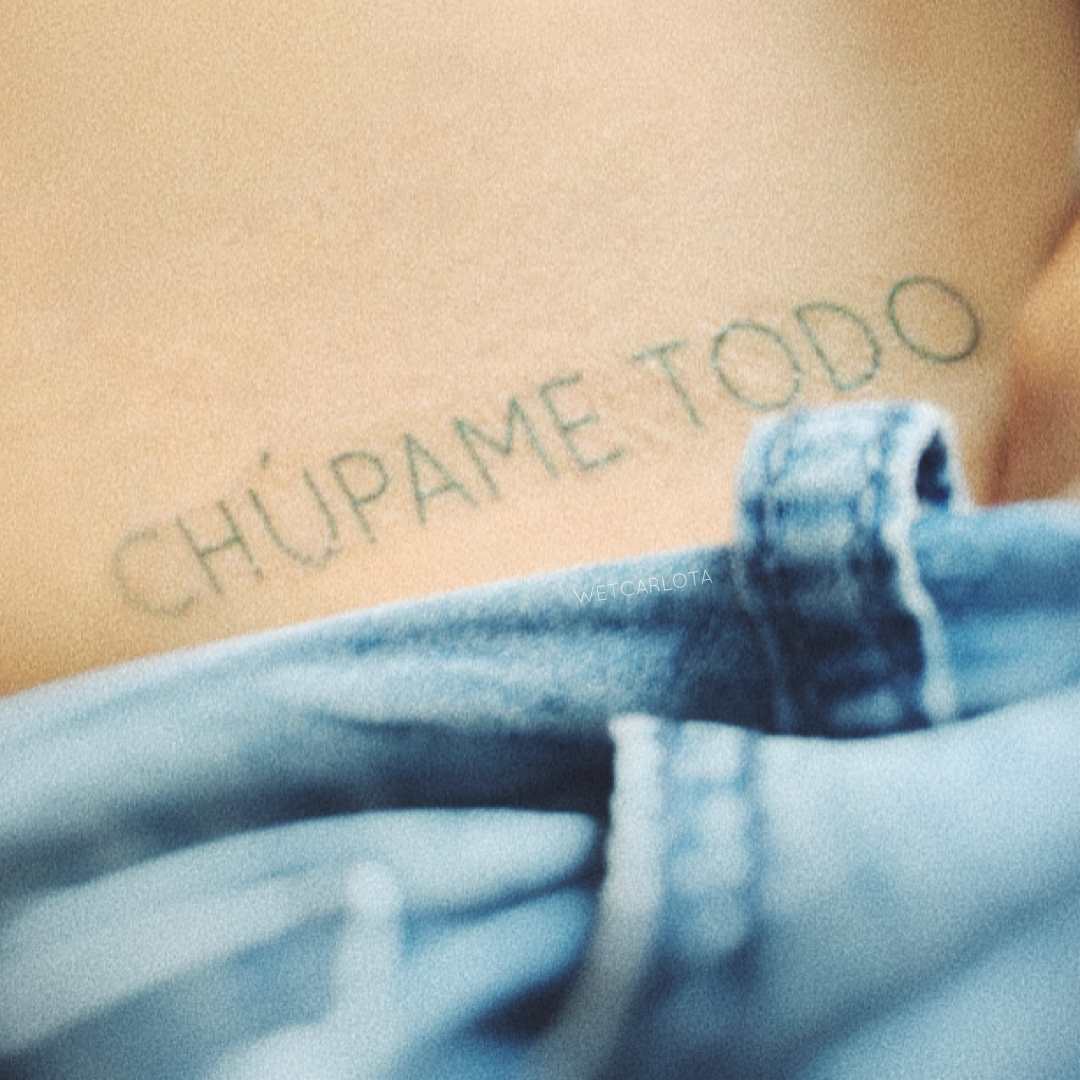 Chúpame todoTatuaje temporal erótico Chúpame todo color azul turquesa aplicado